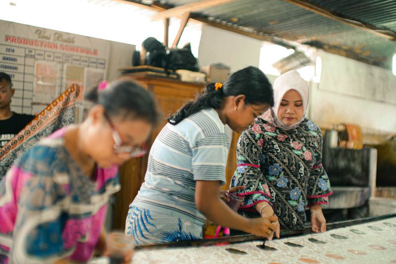 Proses produksi salah satu UMKM binaan Telkom Batik “ATIK”, Batik Besurek khas Bengkulu. (dok. telkom)