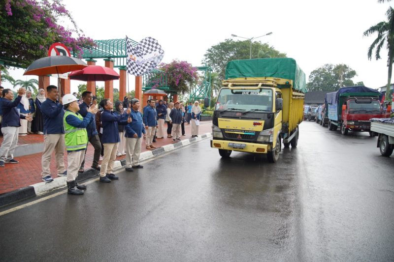 Bukit Asam Bagikan 10.000 Paket Sembako di Muara Enim dan Lahat (dok. radar palembang)