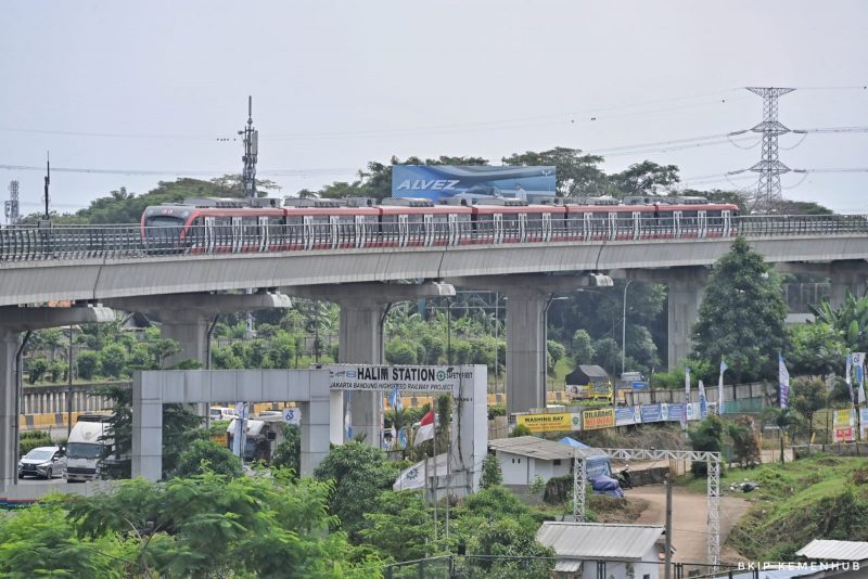 Peresmian operasional Proyek Strategis Nasional Kereta Cepat Jakarta Bandung dan LRT Jabodebek akan dilakukan pada bulan Agustus 2023 sebagai kado bagi Hari Ulang Tahun ke-78 Kemerdekaan Republik Indonesia (dok. kai.id)