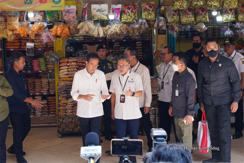 Menteri Perdagangan beserta Presiden Jokowi mengunjungi pasar Johar Baru, Jakarta. (dok. Biro Humas Kemendag)