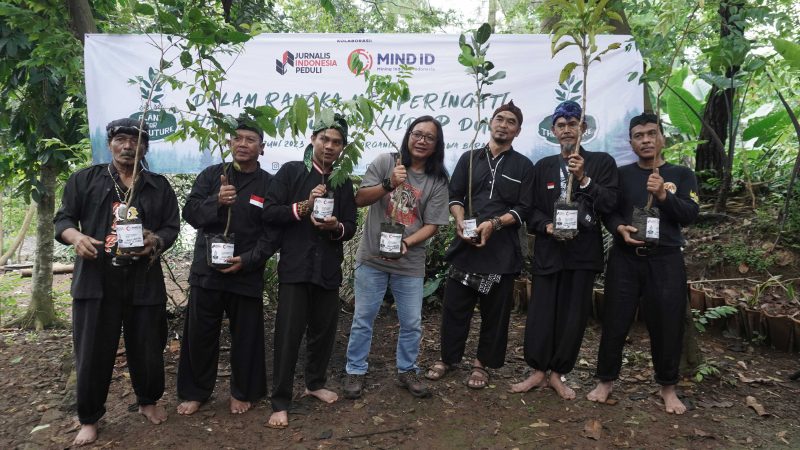 MIND ID bersama JIP dan Kelompok Tani Ternak (KTT) Nusa Organik membersihkan sungai Cisadane