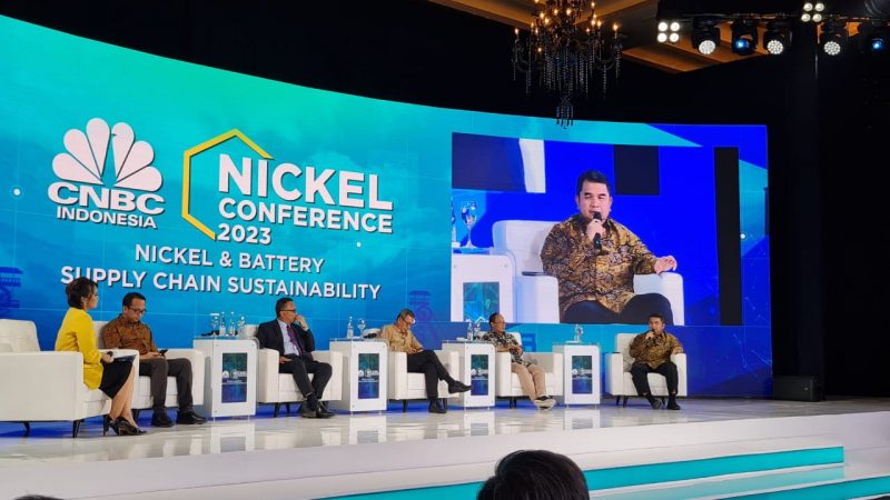  Kehadiran MIND ID dalam perhelatan bertajuk "Nickel & Battery Supply Chain Sustainability" membuktikan holding BUMN industri pertambangan ini sebagai pemain utama dan layak menjadi pemain inti dari bisnis baterai di Indonesia.
