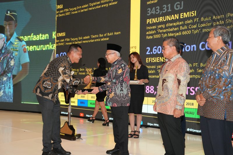 Penghargaan PROPER Emas diberikan langsung oleh Wakil Presiden RI, Ma'ruf Amin dalam acara Penghargaan Anugerah PROPER 2023 yang berlangsung di di Hotel Bidakara Jakarta, Jalan Gatot Subroto, Jakarta Selatan, pada Rabu, 20 Desember 2023. 